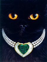 Черная кошка с колье на шее