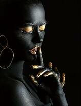 Девушка в черно-золотом макияже