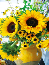 Яркий букет подсолнухов и других цветочков