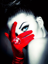 Голубоглазая девушка в алых перчатках