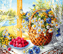 Летний букетик и малина на подоконнике