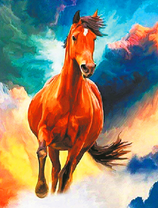 Рыжая лошадь на фоне больших туч