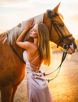 Молодая девушка с лошадью