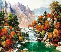 Небольшой водопад и осенние деревья в горах