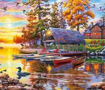 Лодки на озере у причала с домиком