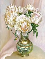 Букет белых пионов в бронзовой вазе