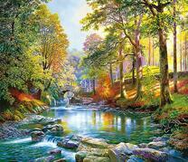 Каменный мост через летнюю речку в лесу