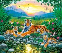 Семья тигров и слоны в одной деревне