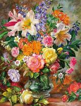 Хрустальная ваза с ярким букетом летних цветов