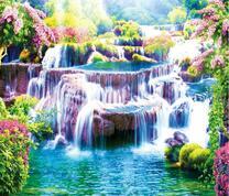 Весенние цветы у большого водопада