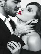 Девушка с красными губами перед поцелуем