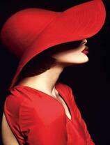 Загадочная женщина в красной широкополой шляпе