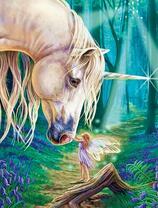 Маленькая фея говорит с единорогом