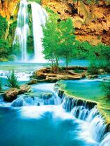 Водопад и яркие воды озера