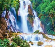 Полноводный водопад в весеннем лесу