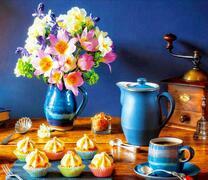 Кофе, капкейки и нежные цветочки в вазе