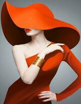Женщина в стильном оранжевом платье и шляпке