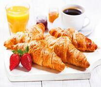 Круассаны, клубника, сок и кофе