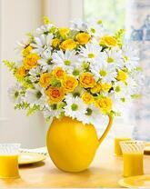 Желтый кувшин с розами и хризантемами