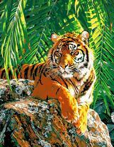 Грациозный тигр в тени листьев