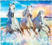 Три белые лошади на пляже у моря