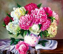 Яркий кувшин с большим букетом пионов