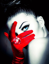 Голубоглазая брюнетка в красных перчатках