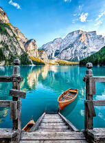 Лодка у причала горного озера