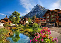 Весенний городок у горы