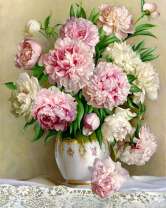 Букет пионов в вазе на белой скатерти