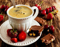 Кофе с шоколадом и ягодами