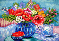 Букет с маками и другим и цветами в синей вазе