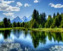 Озеро, хвойный лес и горы