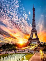 Эйфелева башня и облака на закате