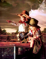 Девочки играют в ковбоев