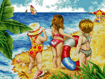 Дети на песчаном пляже у моря