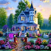 Высокий домик в окружение цветов