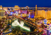 Светящий фонтан в большом городе