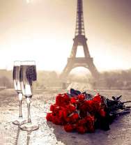 Свидание с шампанским на фоне Эйфелевой башни