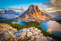 Неимоверный пейзаж с горами и озерами