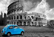 Синий автомобиль на фоне Колизея