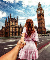 Девушка в Лондоне на фоне Биг-Бена