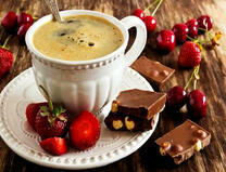 Кофе с ягодами и шоколадом