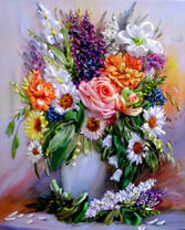 Высокая белая ваза с розами и ромашками