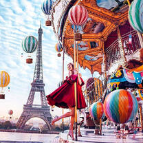 Девушка на яркой карусели в Париже