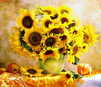 Летний букет подсолнухов и фрукты