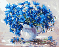 Букет ярких васильков в кувшине