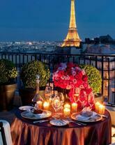 Романтический ужин на балконе Парижа