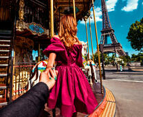 Девушка в красивом платье на фоне Эйфелевой башни