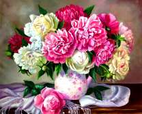 Яркие и пышные пионы в белом графине